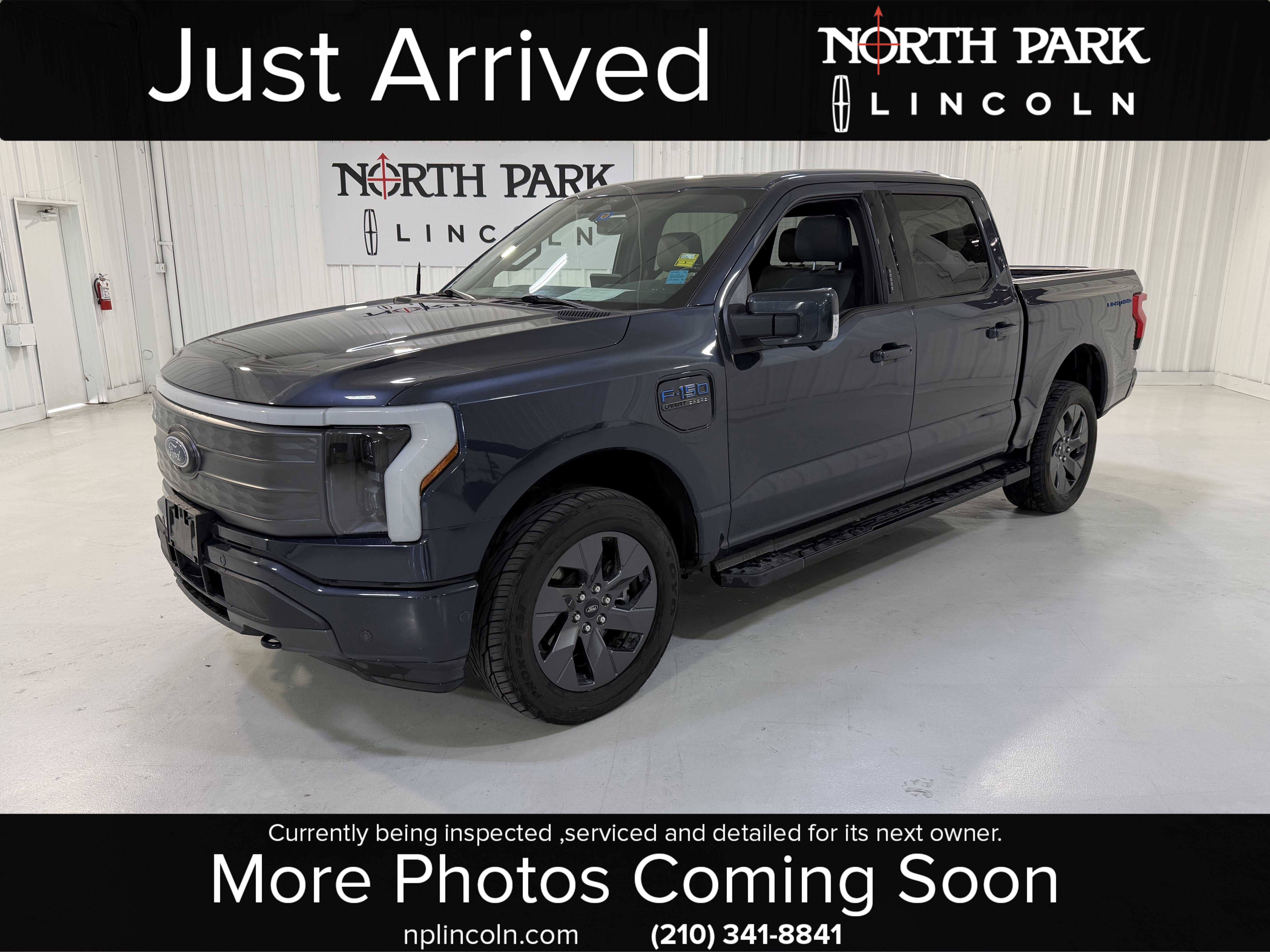 2022 Ford F-150 Lightning Base