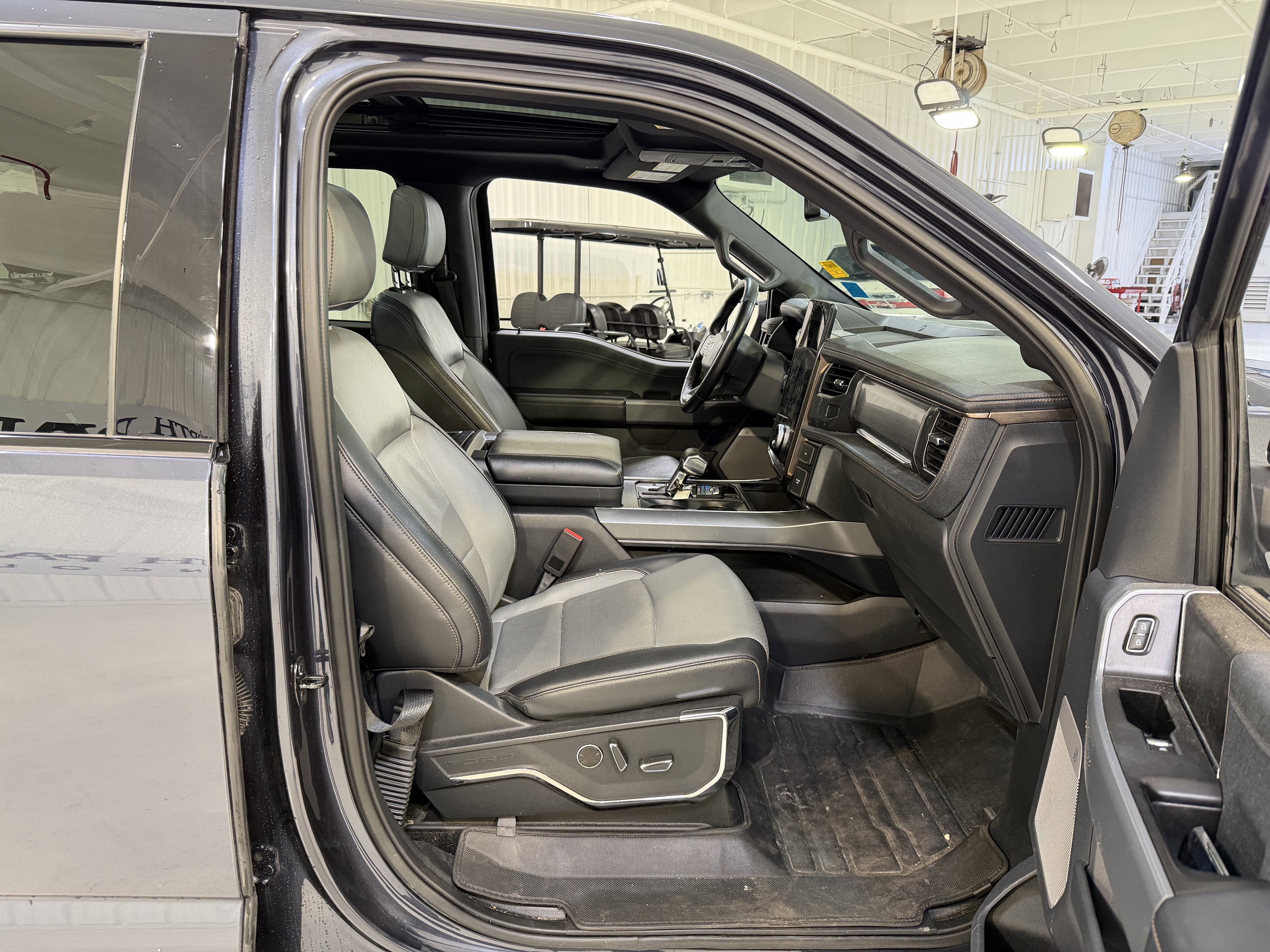 2022 Ford F-150 Lightning Base