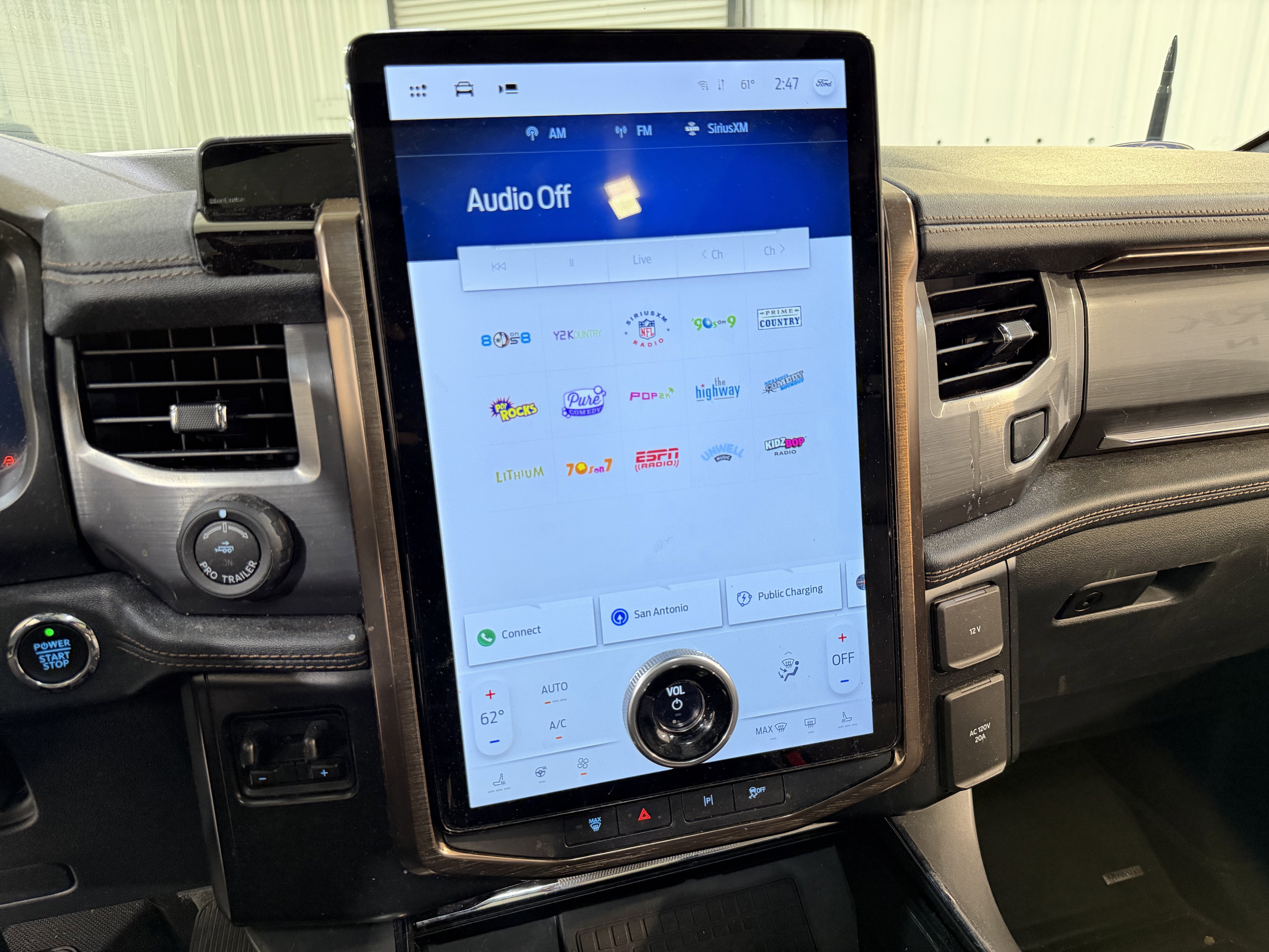 2022 Ford F-150 Lightning Base