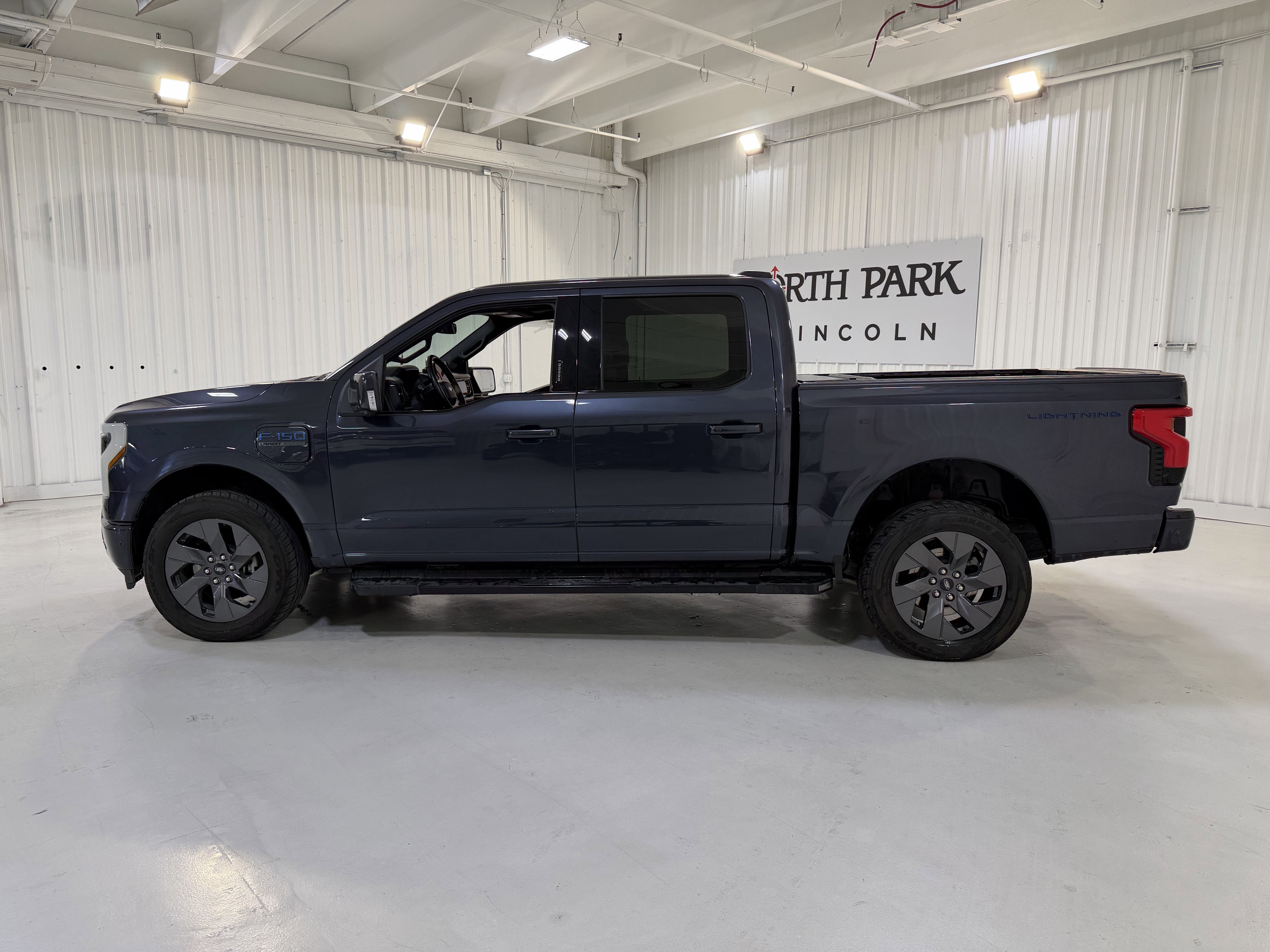 2022 Ford F-150 Lightning Base