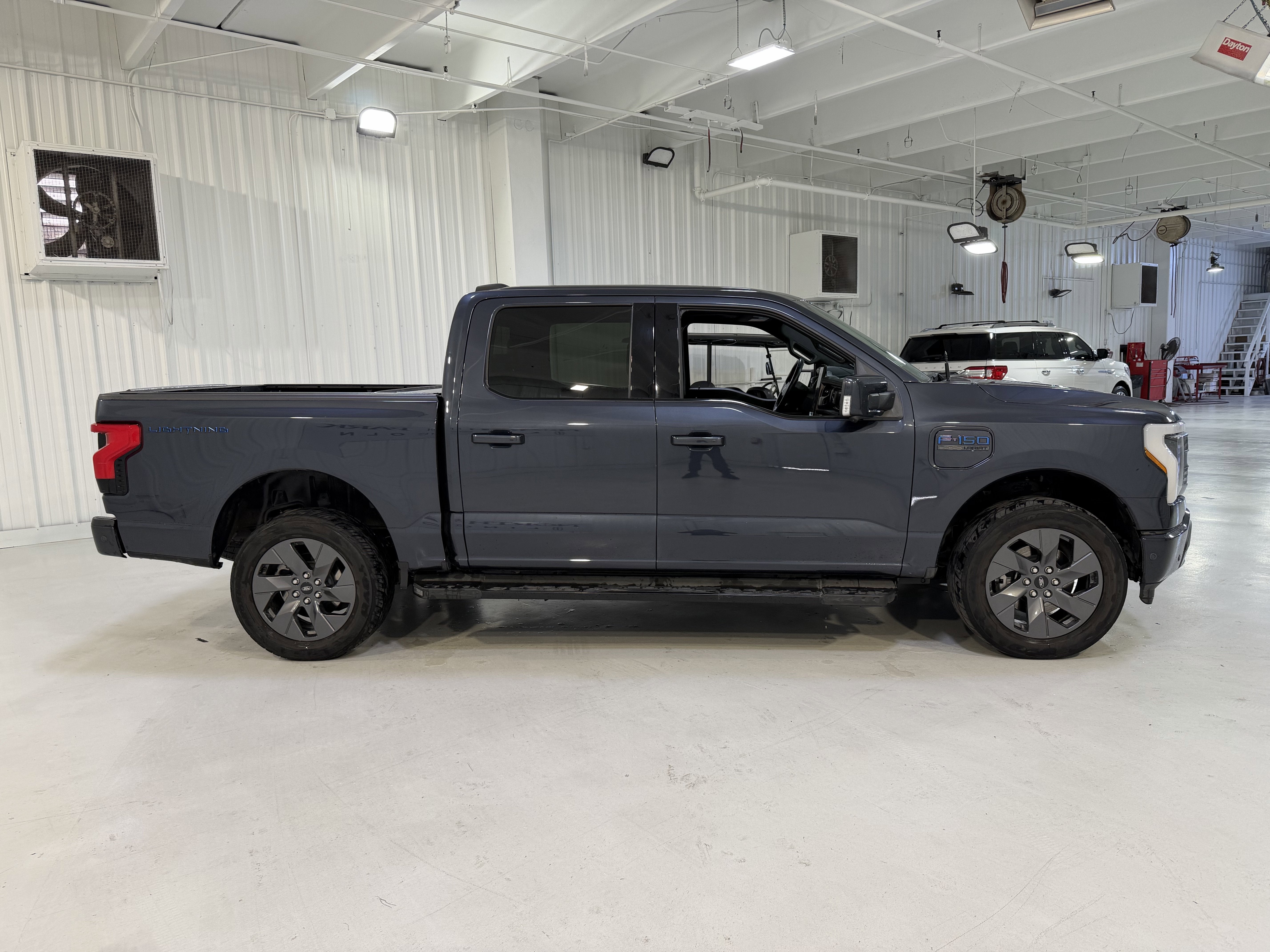 2022 Ford F-150 Lightning Base