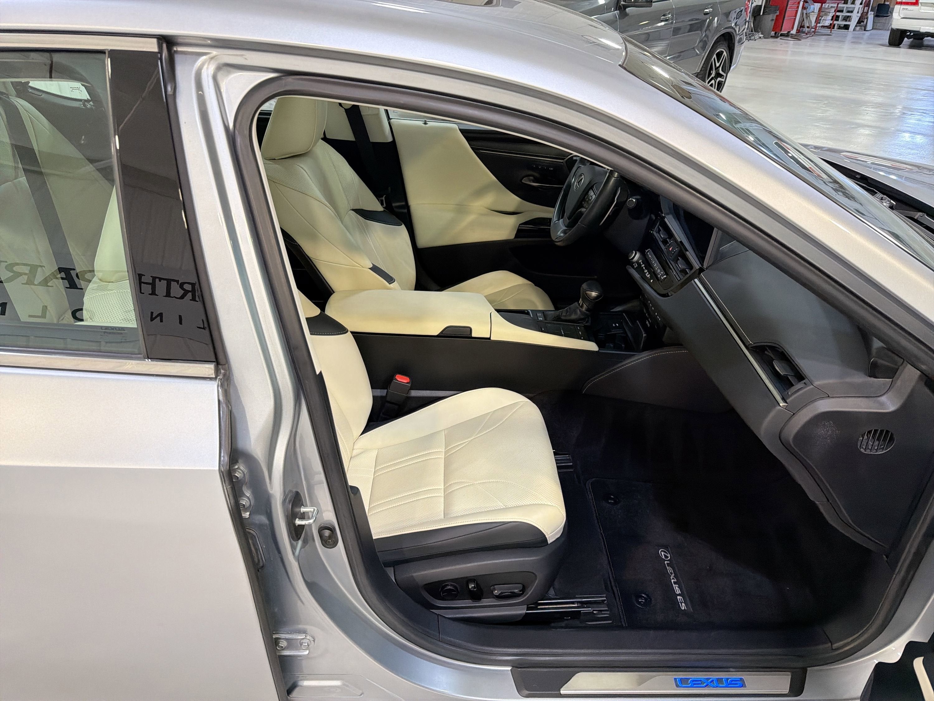 2022 Lexus ES ES 300h Ultra Luxury