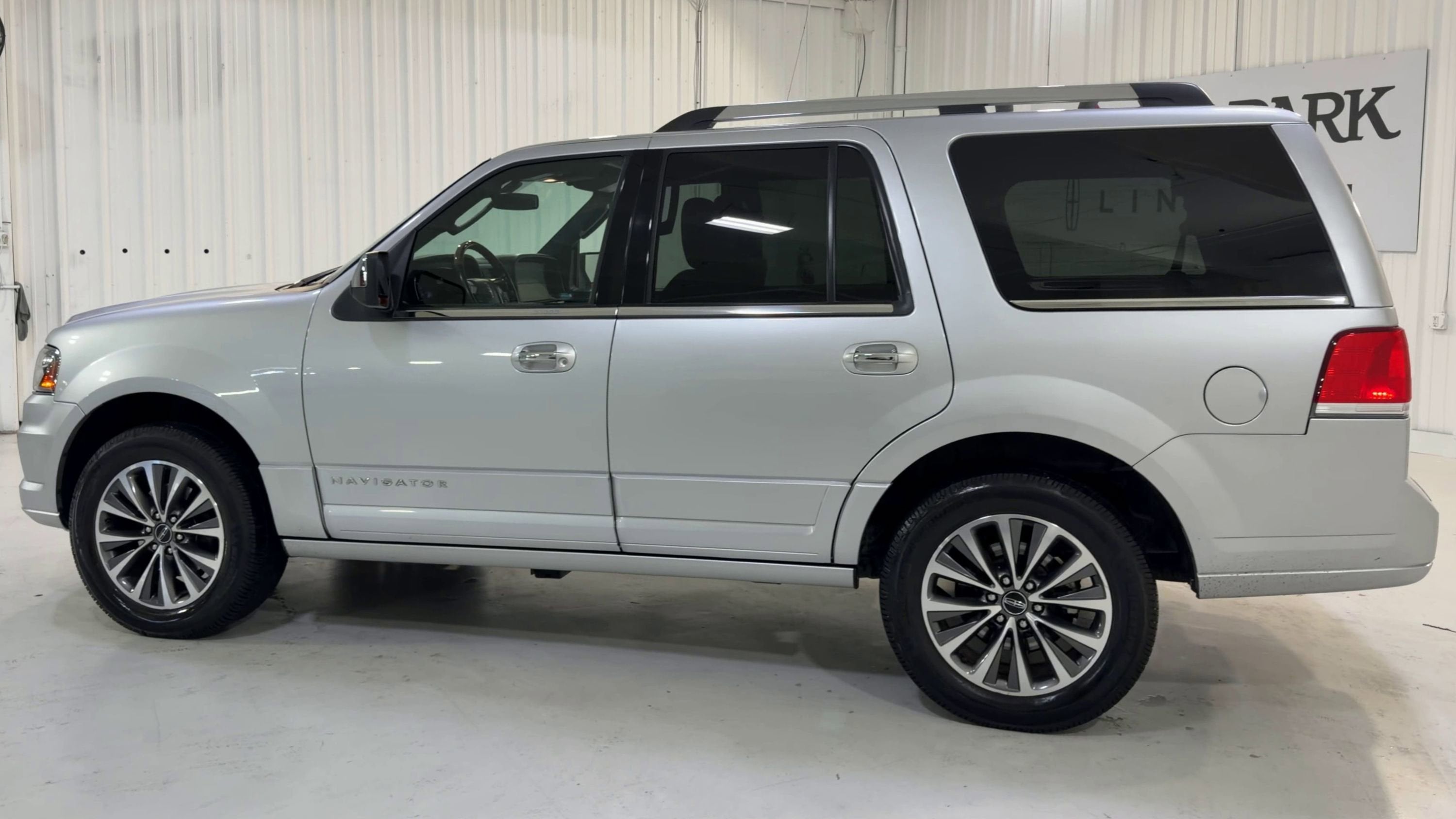 2015 Lincoln Navigator Base