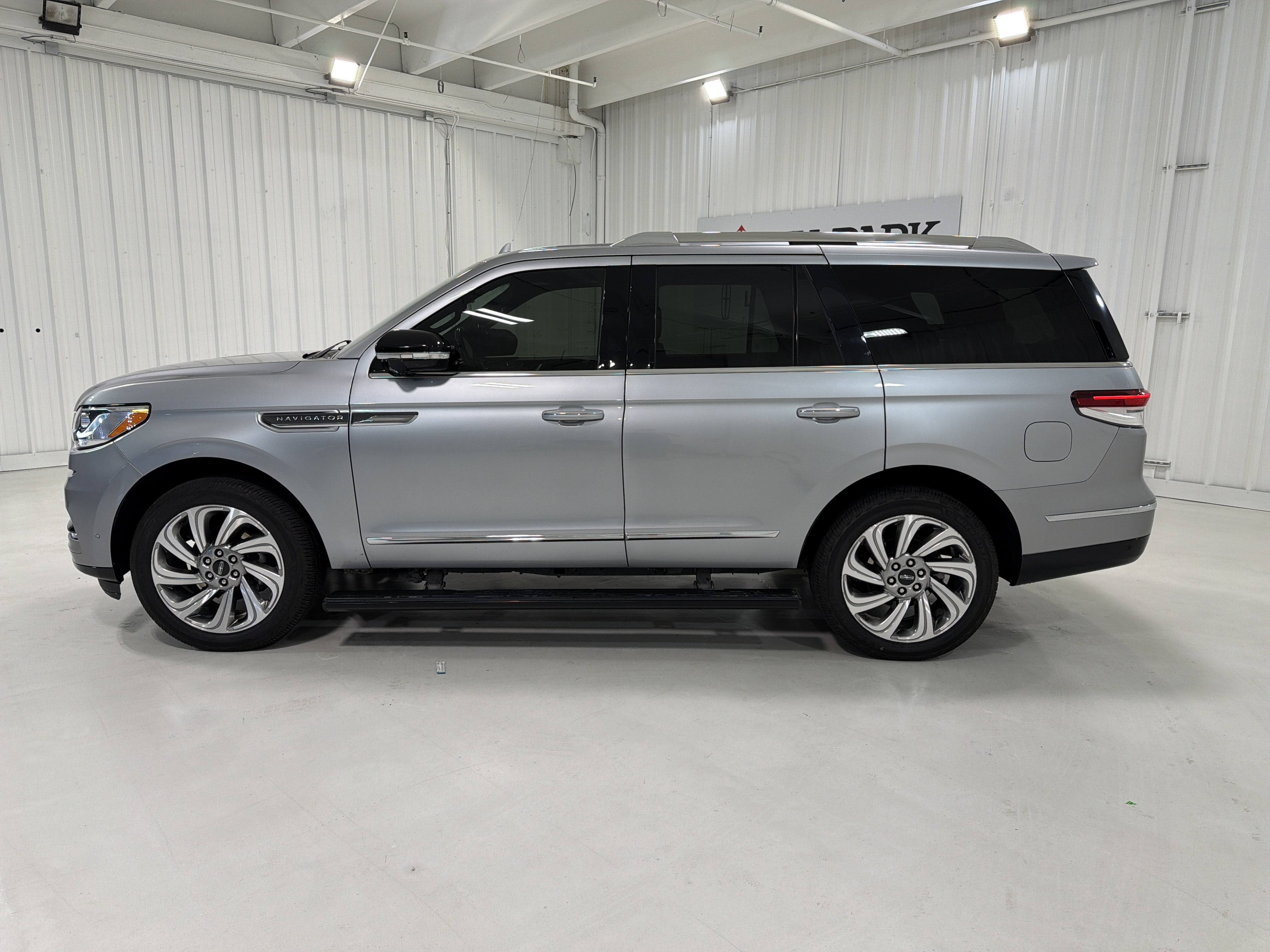 2023 Lincoln Navigator Standard