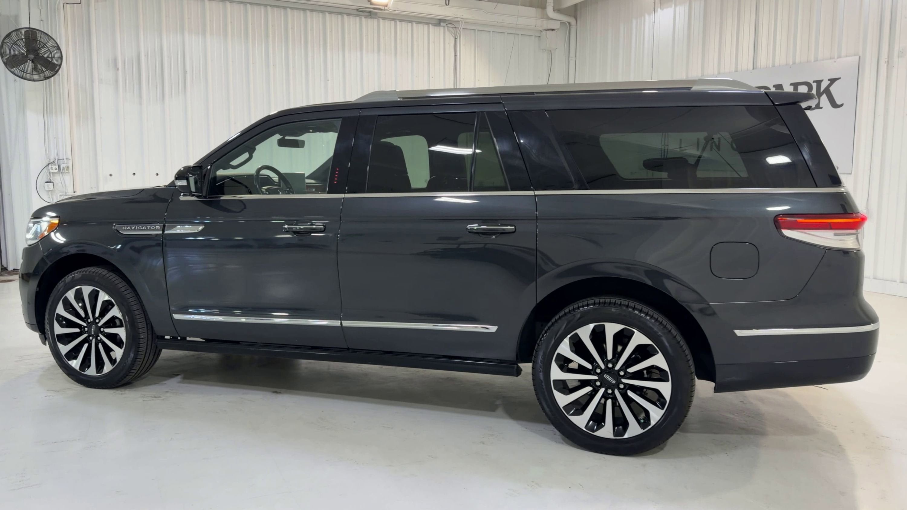 2023 Lincoln Navigator L Reserve