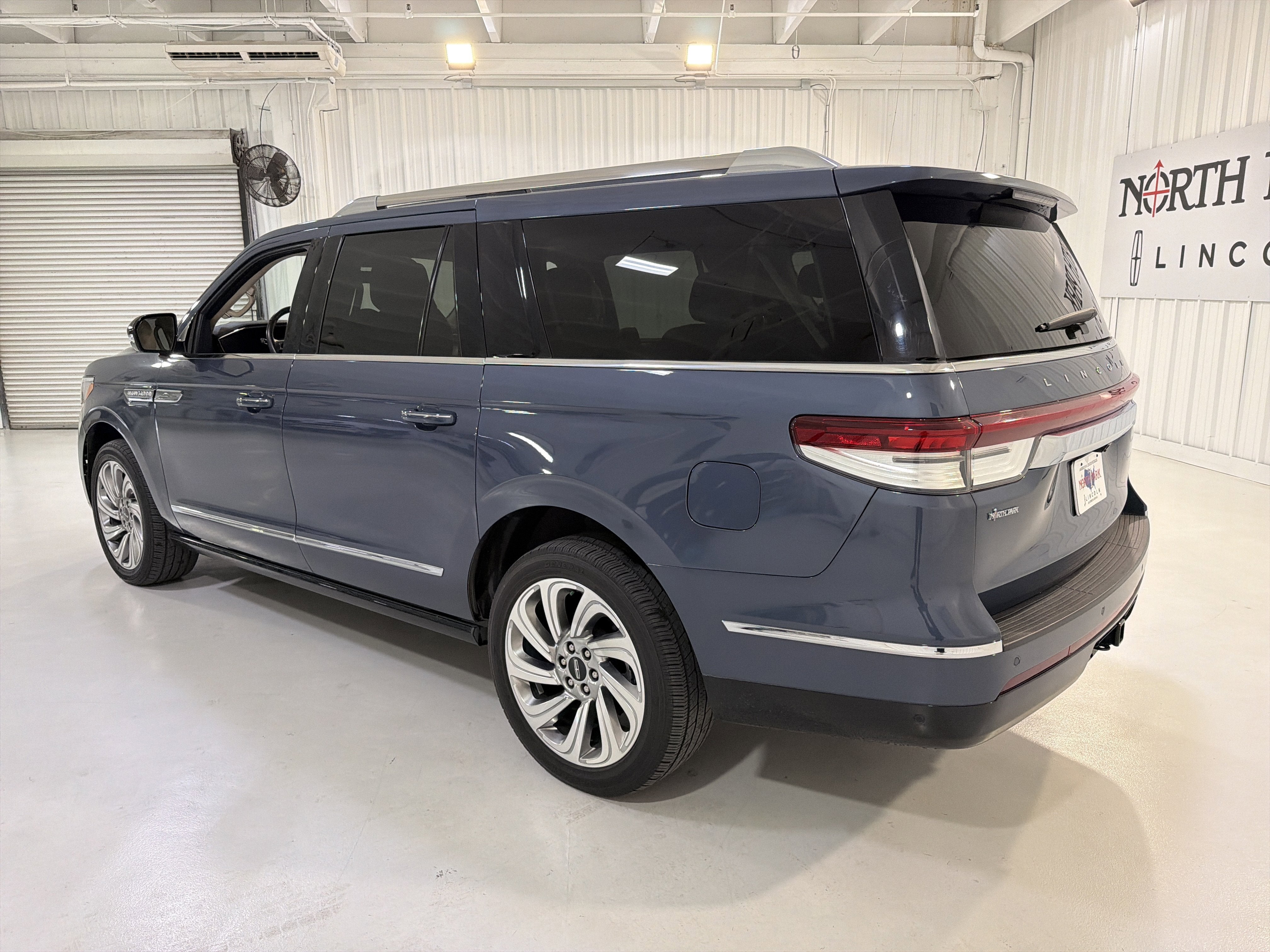 2023 Lincoln Navigator L Reserve