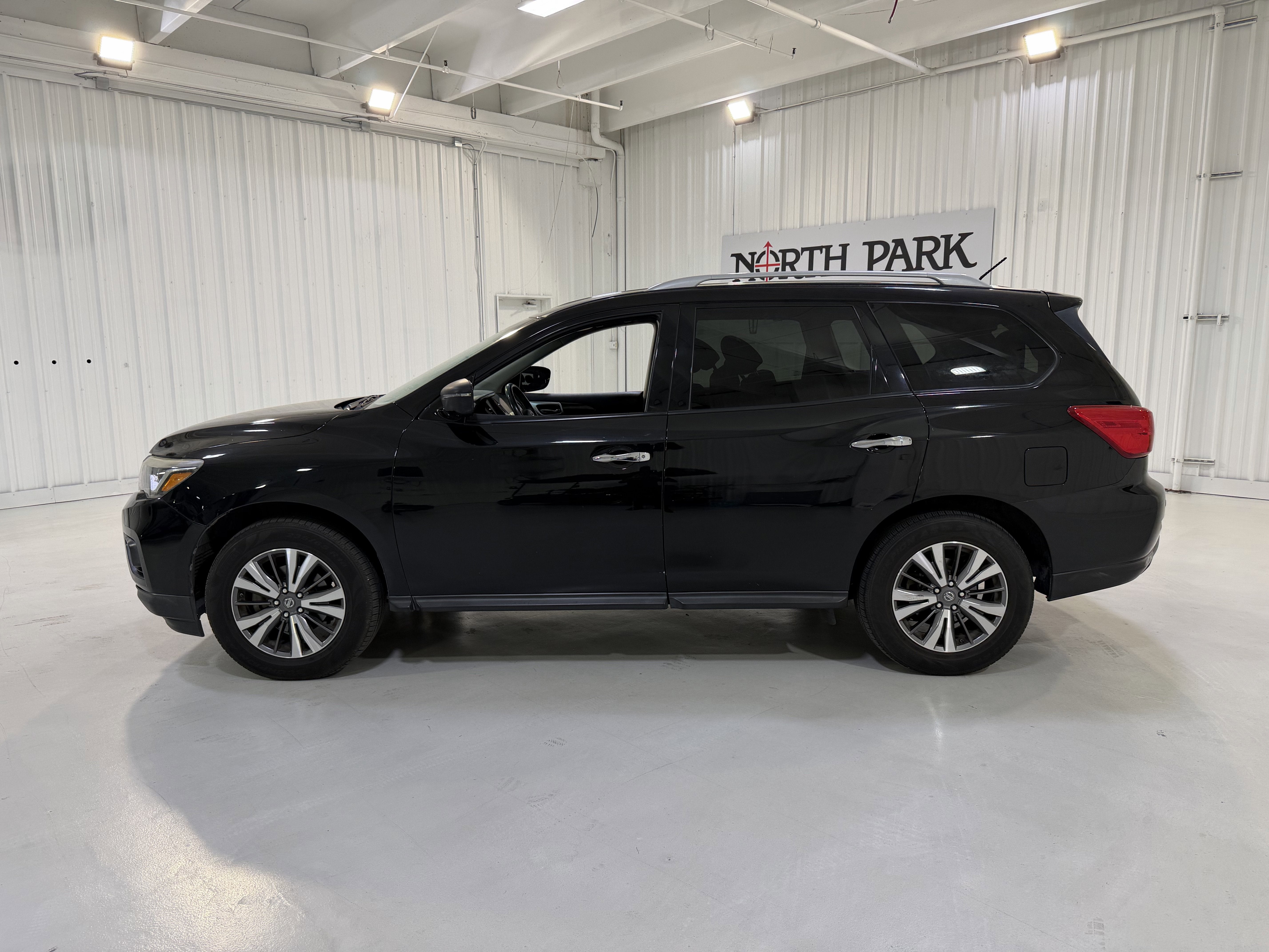 2017 Nissan Pathfinder SV