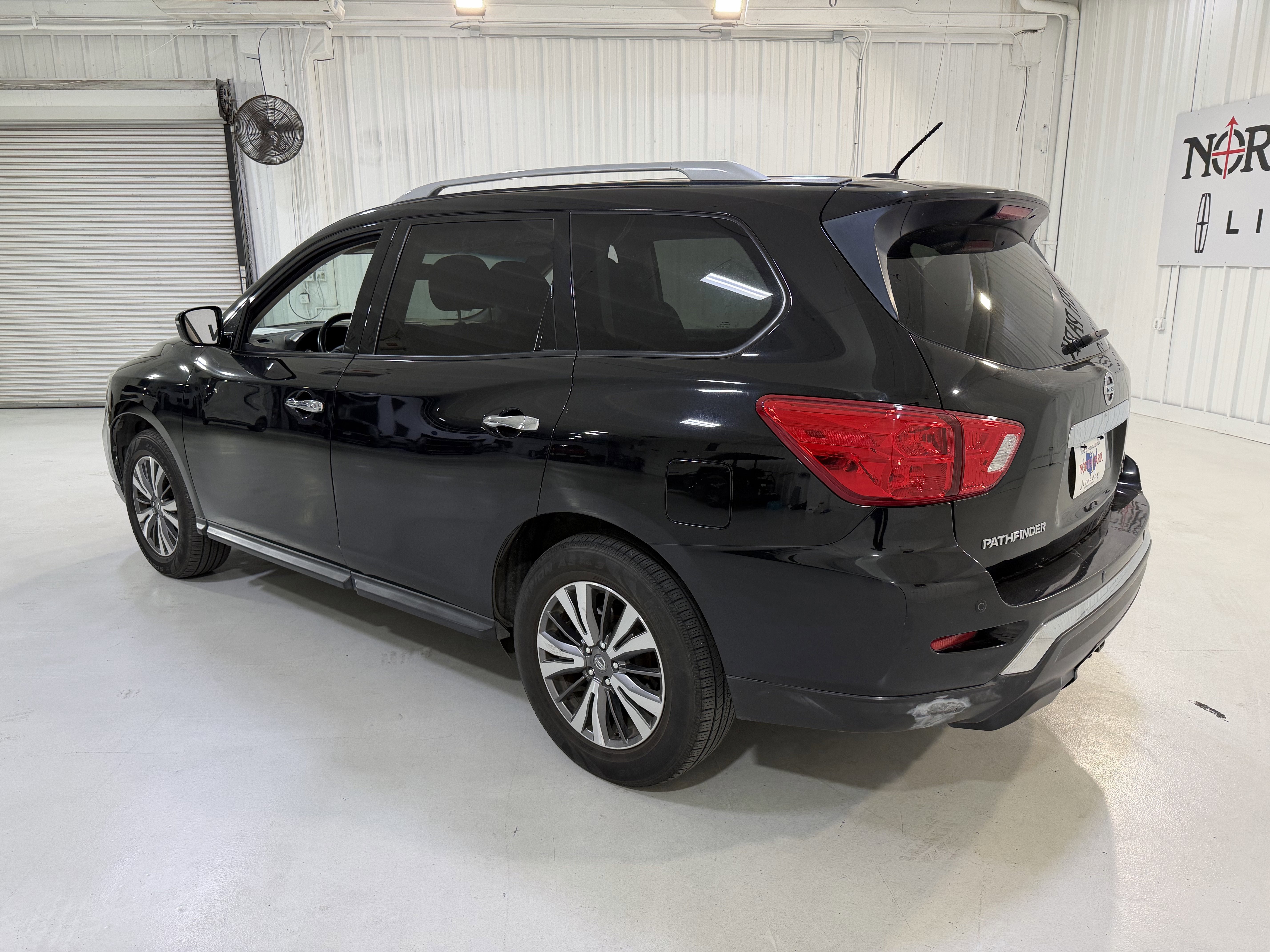 2017 Nissan Pathfinder SV