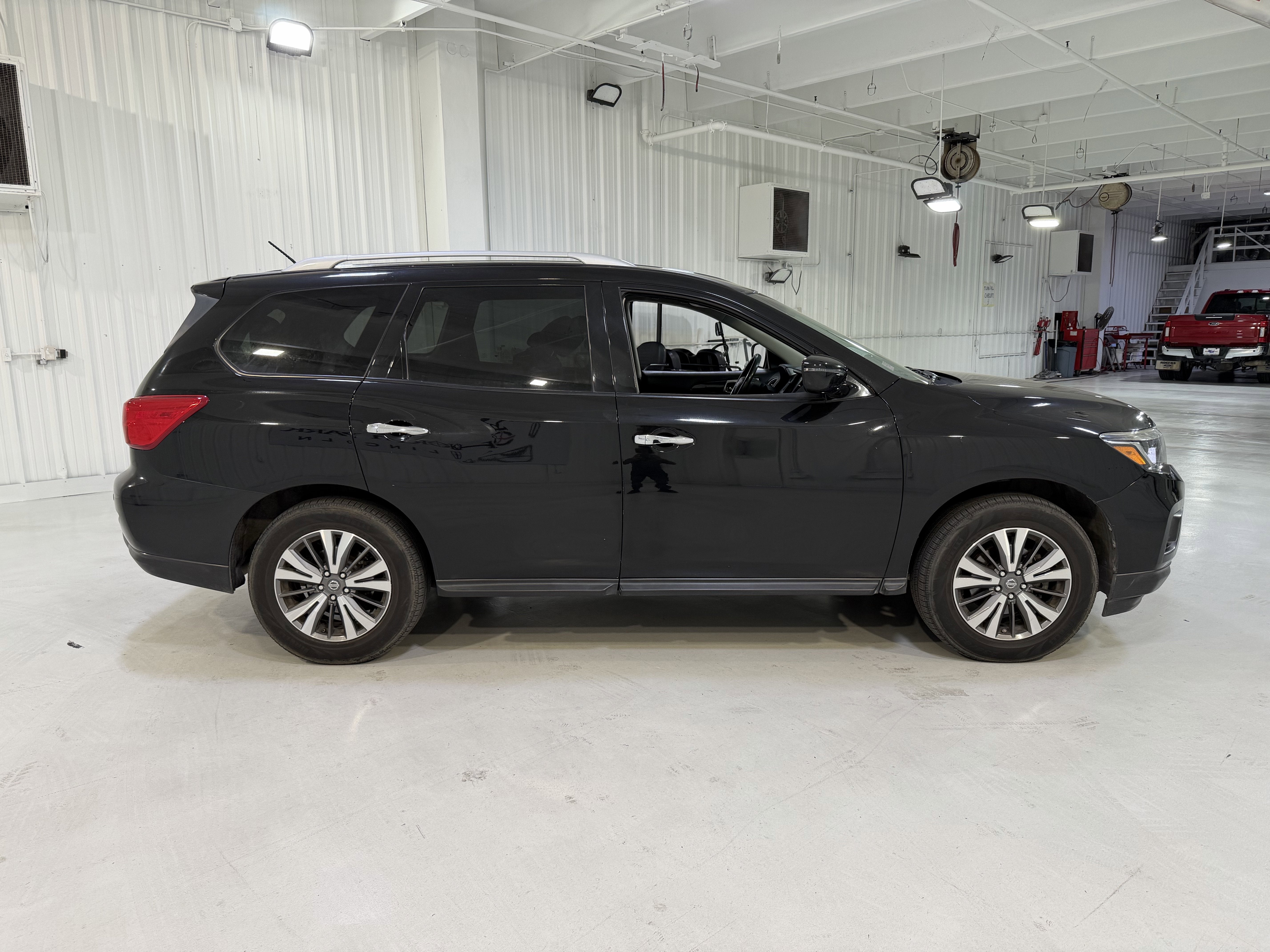 2017 Nissan Pathfinder SV