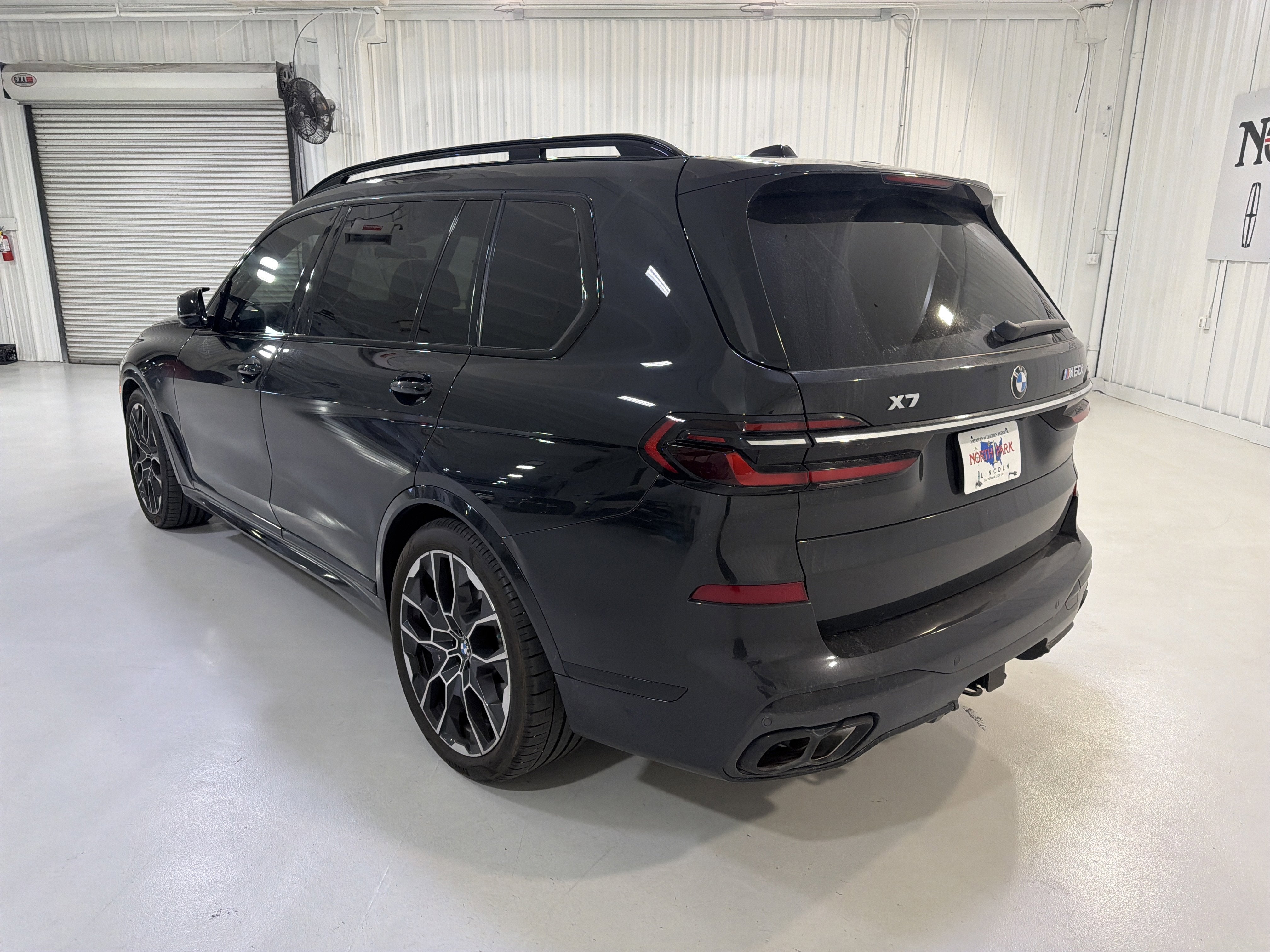 2023 BMW X7 M60i