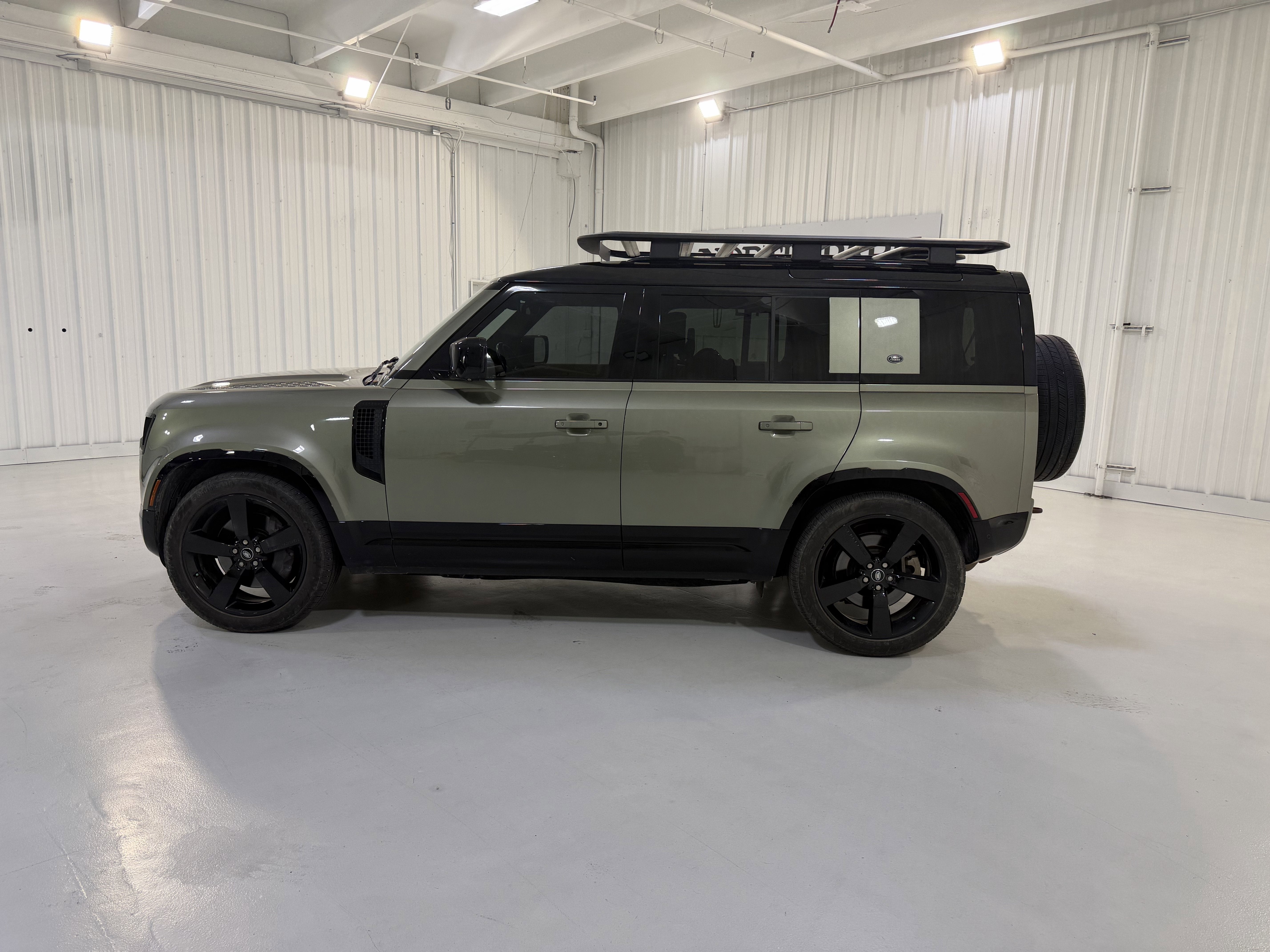 2023 Land Rover Defender X-Dynamic SE