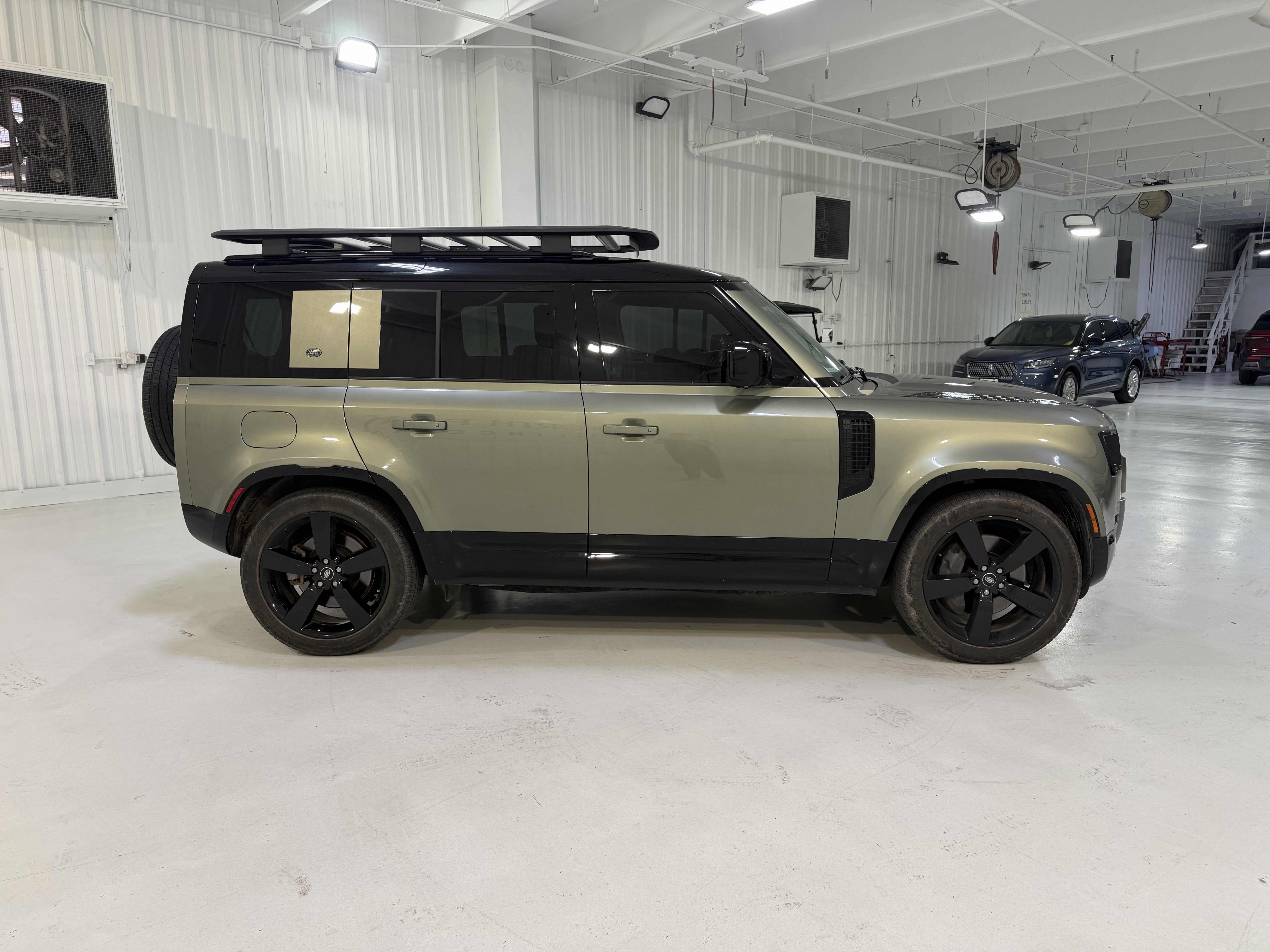 2023 Land Rover Defender X-Dynamic SE