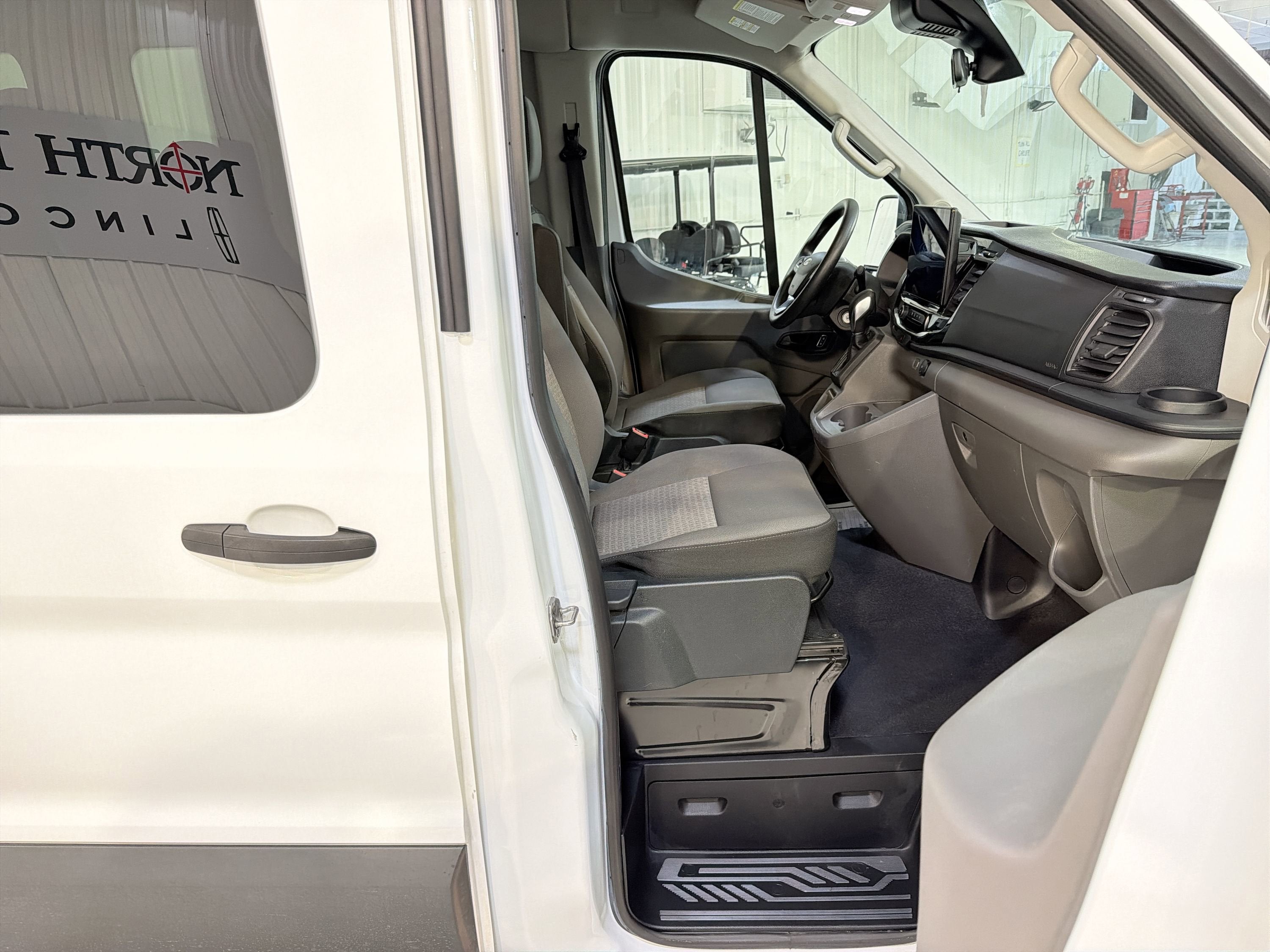 2023 Ford Transit Passenger Wagon XLT
