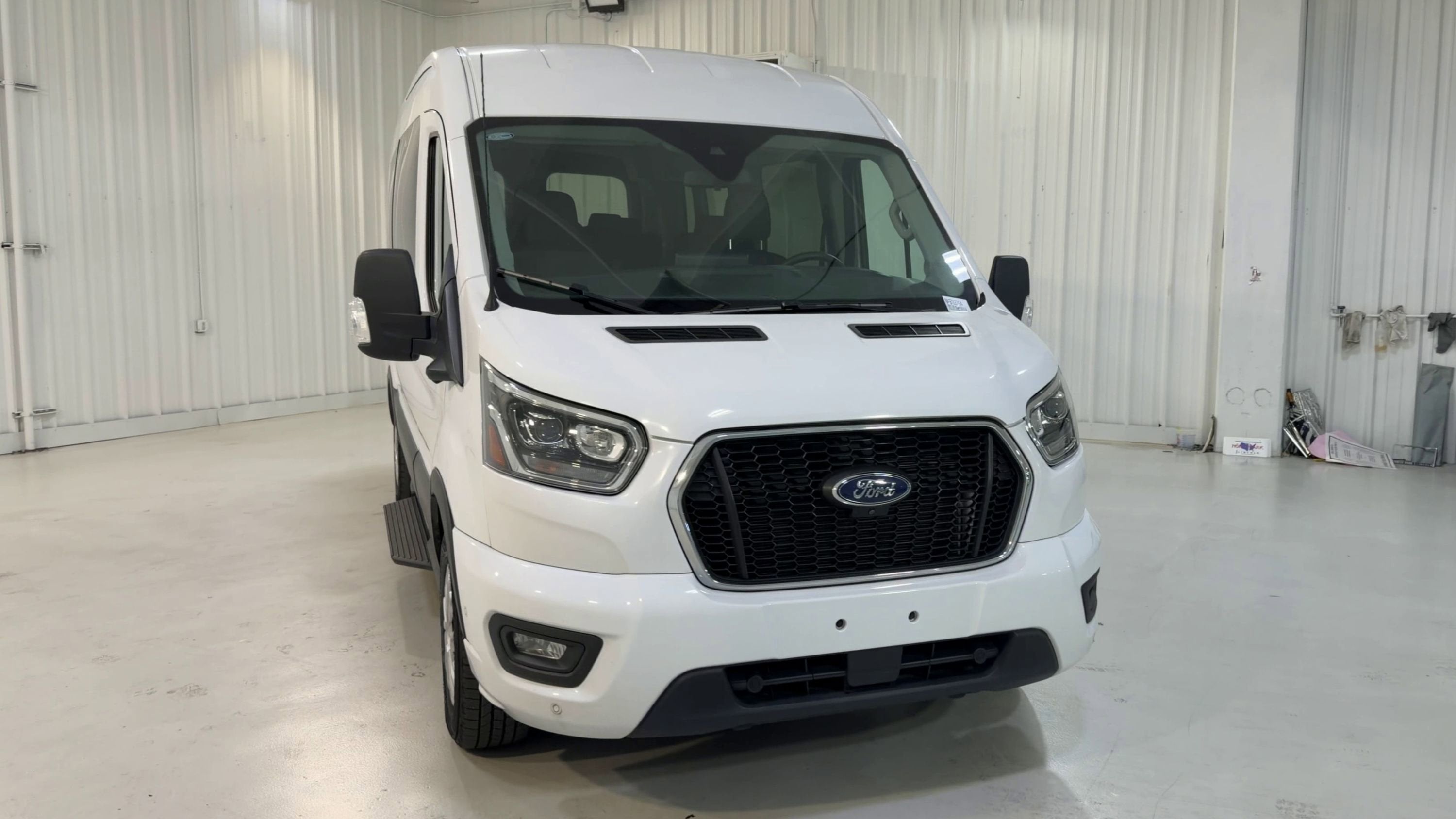 2023 Ford Transit Passenger Wagon XLT