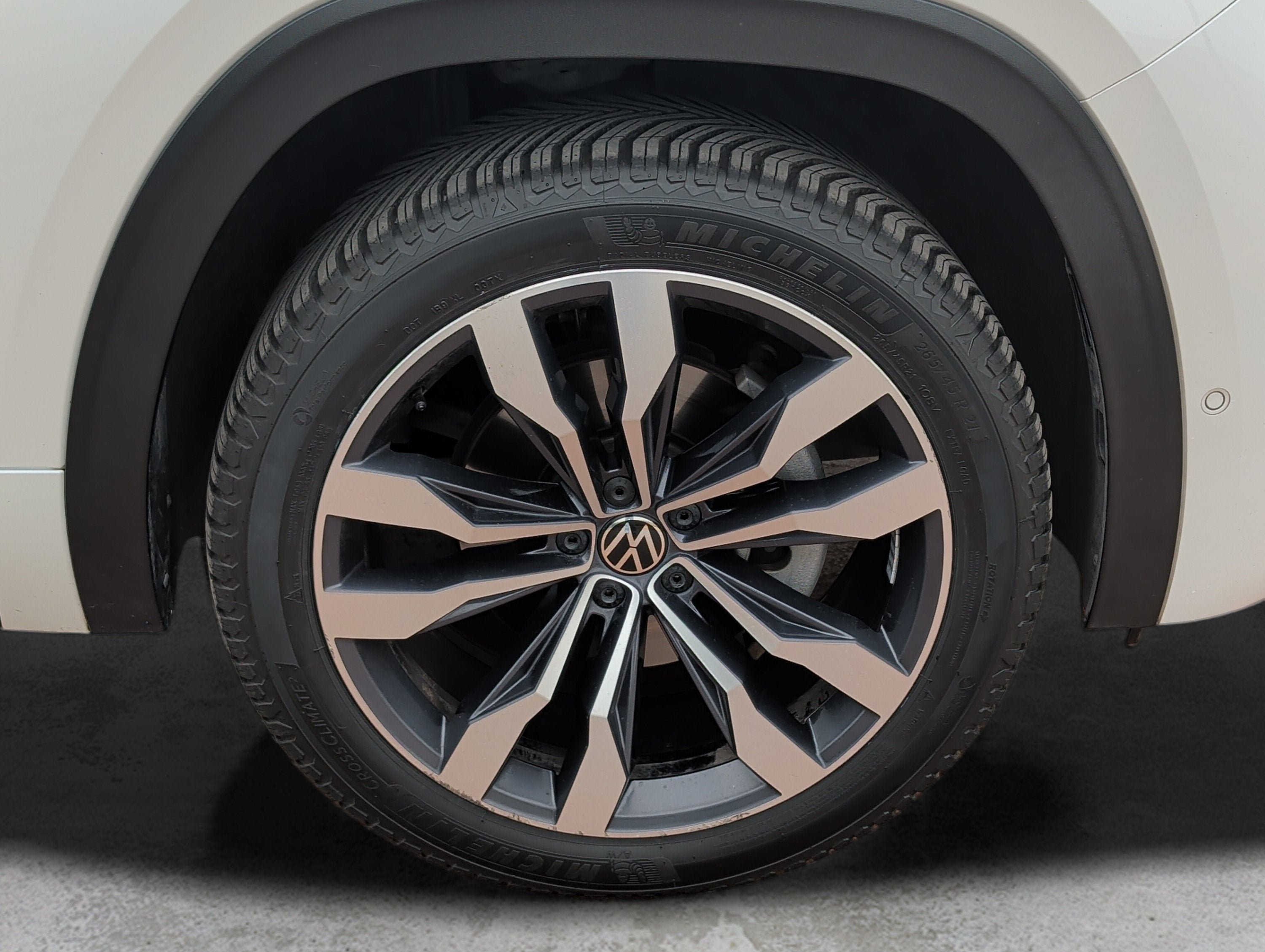 2022 Volkswagen Atlas Cross Sport 3.6L V6 SEL Premium R-Line