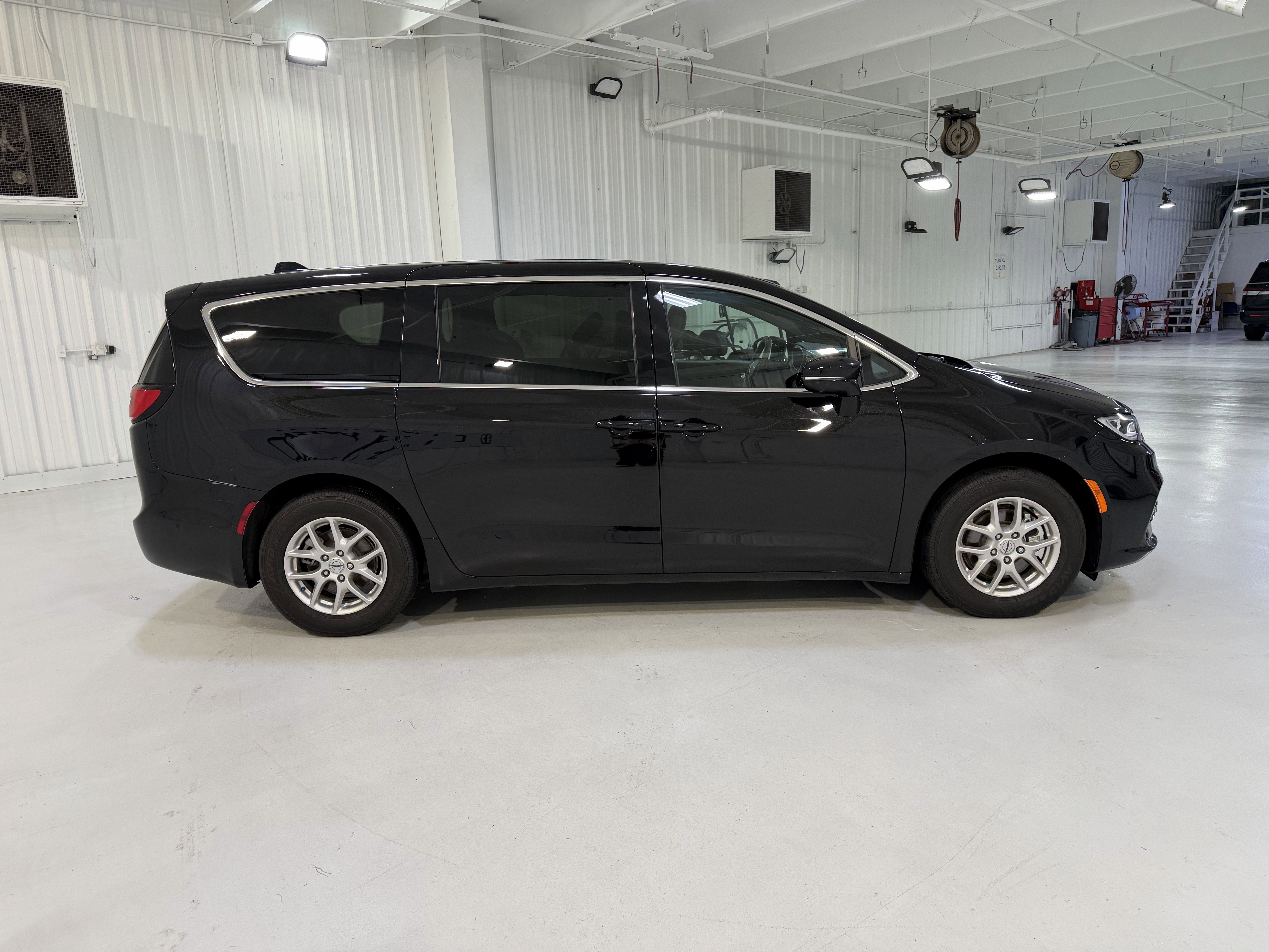 2025 Chrysler Pacifica Select