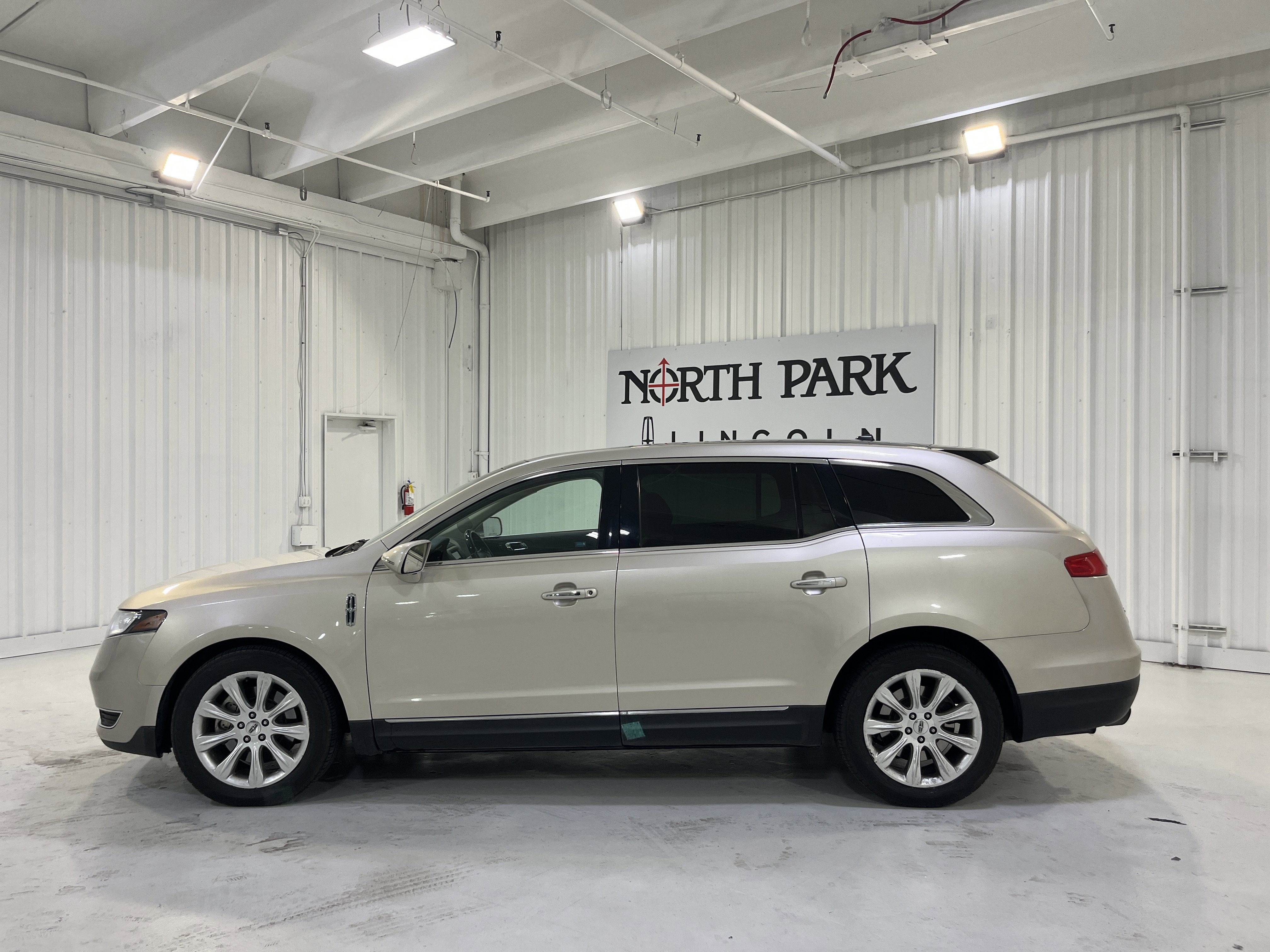 2017 Lincoln MKT Elite