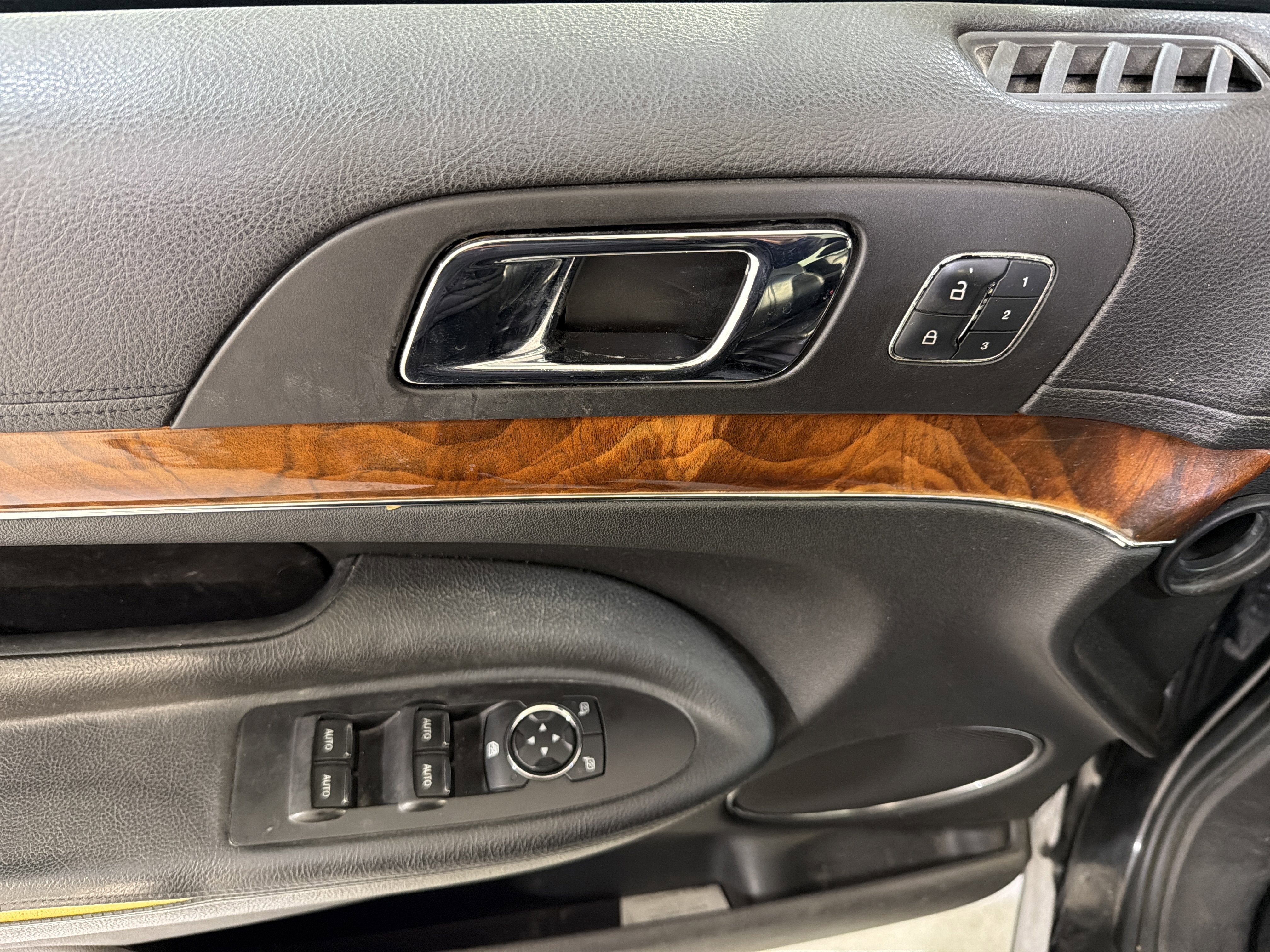 2013 Lincoln MKT Livery