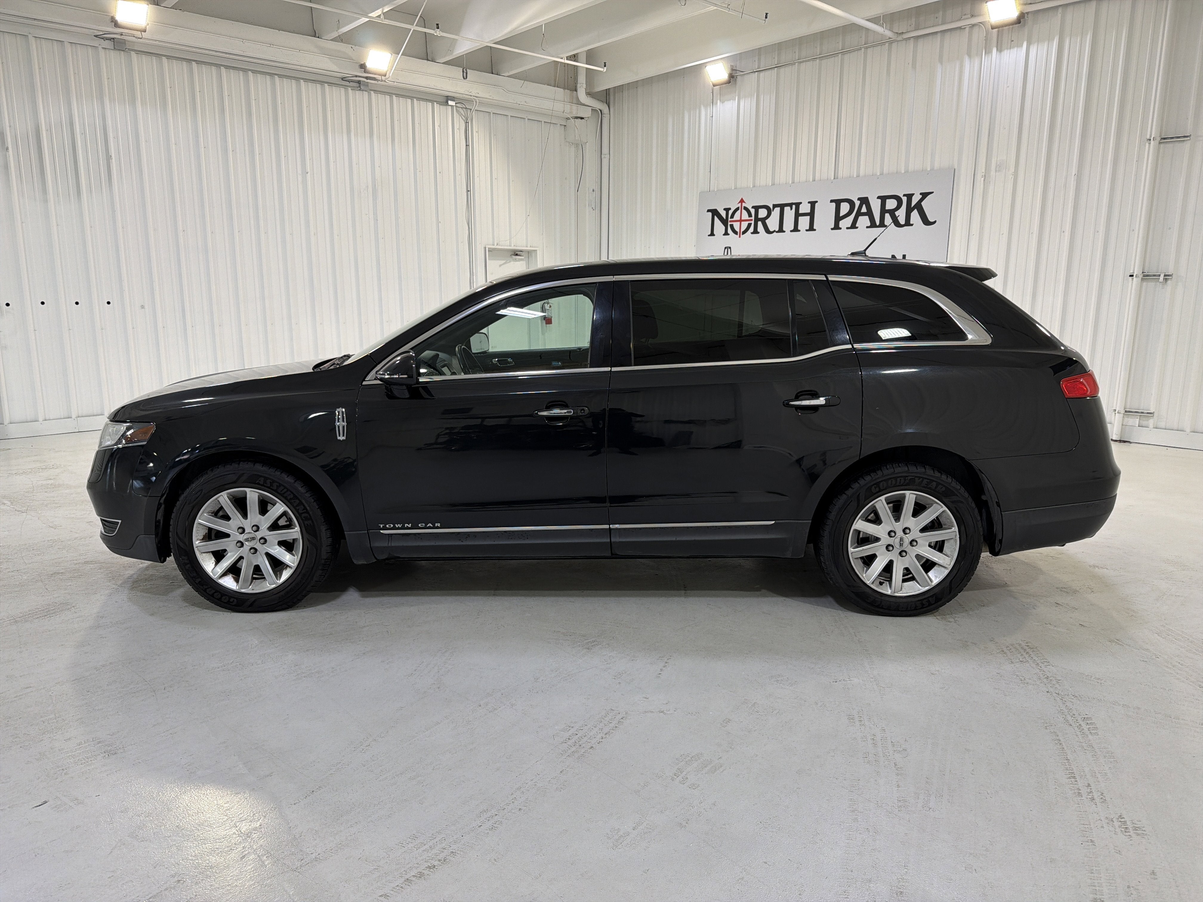 2013 Lincoln MKT Livery