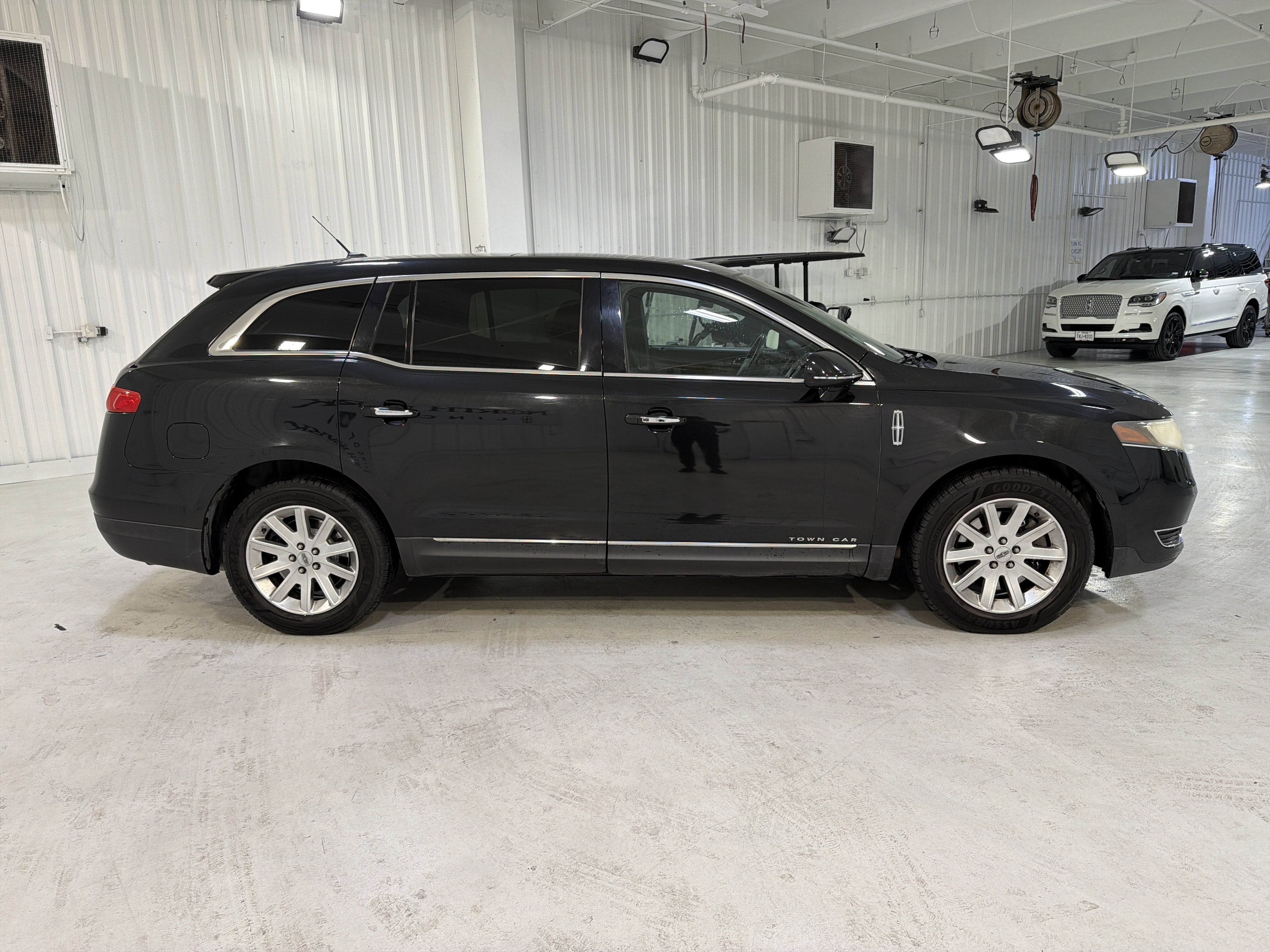 2013 Lincoln MKT Livery