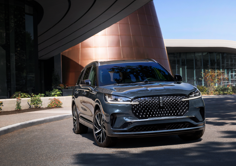 A gray 2025 Lincoln Aviator® SUV is parked outside a modern building with the sun shining. | North Park Lincoln in San Antonio TX